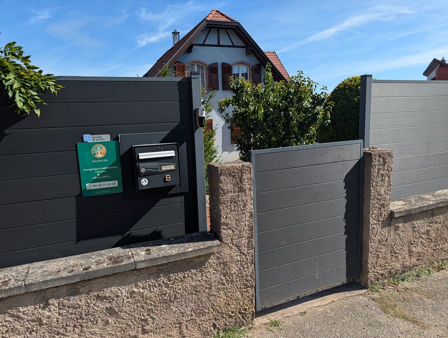 Entrée du cabinet FIT ENERGETIQUE, repérable grâce à l'enseigne sur le portail